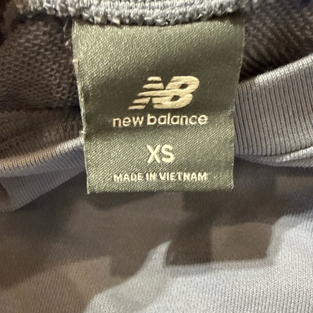 New Balance Women's Coastal Fleece Crew Top Dusk Shower MSRP $80 Size XS - Picture 10 of 10